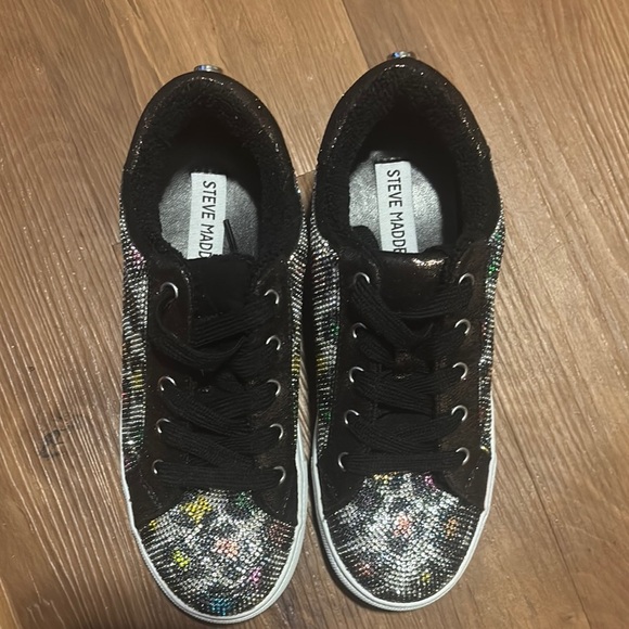 Steve Madden Black Sneakers with Classic Low-Top Design - Picture 2 of 4